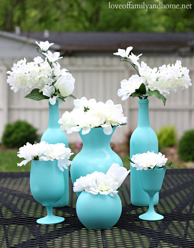 Easy & Inexpensive Centerpieces - upcycle old wine bottles & glassware with a little spray paint to create elegant & fun table decor