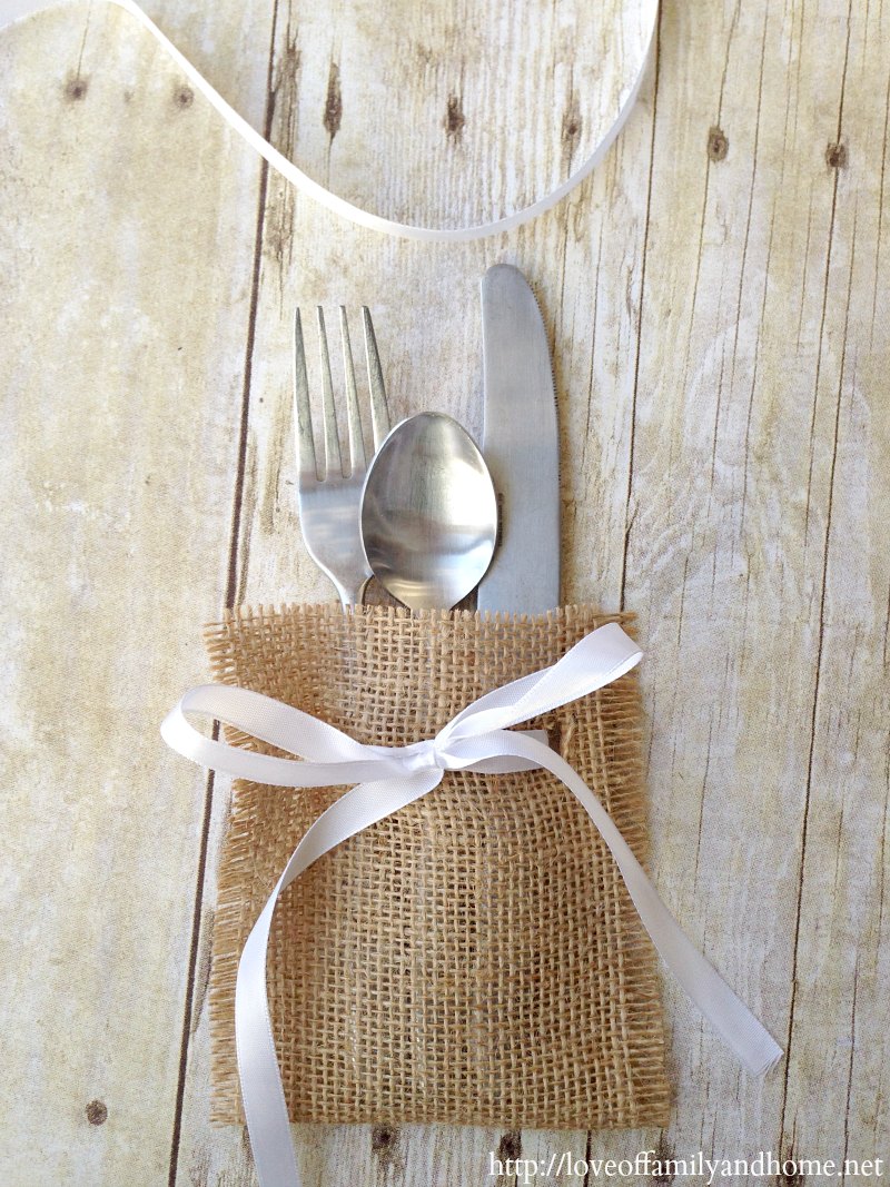 Easy, No-Sew Flatware Pouch {Crate & Barrel Knock-Off} Christmas Place Setting Idea