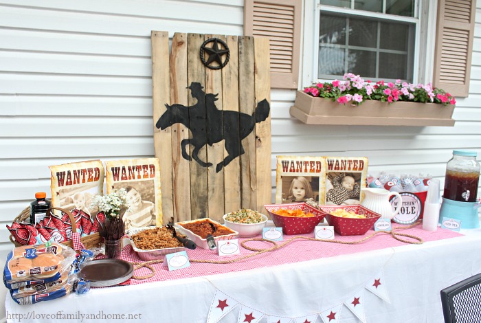 Pallet Wood Art - Cowboy Silhouette. Cute & easy backdrop for western/cowboy themed party.