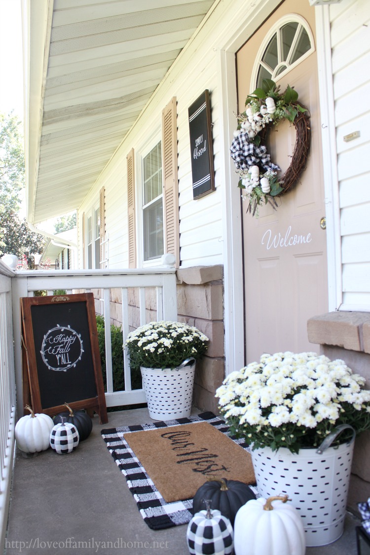 Elegance in Simplicity: Black and White Fall Decor Ideas